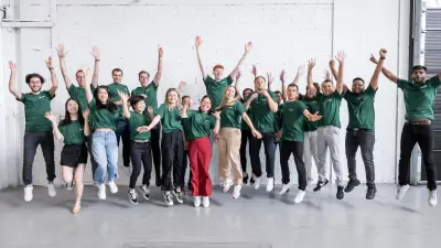 Das copperdot-Team springt zusammen und feiert Innovation und Teamwork – und treibt mit der vertrauensvollen Unterstützung von Bosch hochwertige Leiterplattenlösungen voran.