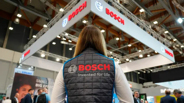 Eine Person mit Bosch-Weste steht auf einem Messestand – Treffen Sie copperdot auf verschiedenen Veranstaltungen weltweit und erfahren Sie mehr über Innovation und Zuverlässigkeit im Sourcing von Leiterplatten mit copperdot von Bosch.