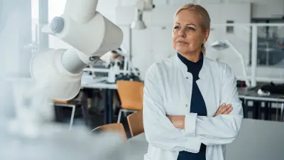Eine selbstbewusste Wissenschaftlerin in einem modernen Labor – ein Symbol für technologische Innovation und Forschung, unterstützt durch copperdot-Lösungen bei der Beschaffung von Leiterplatten.