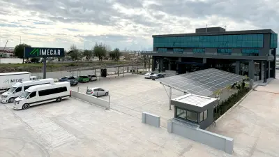 Die Imecar-Anlage zeigt ihre Fahrzeugflotte und die solarbetriebene Infrastruktur und hebt ihren Erfolg mit Leiterplatten-Lösungen von copperdot hervor.
