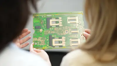 Eine Starre Leiterplatte in den Händen gehalten