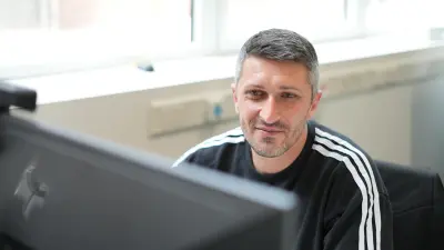 A man working at his computer with focus and confidence – representing the expertise behind copperdot’s PCB solutions and high level manufacturer matching options to supply their clients with the high quality PCB they expect from Bosch.