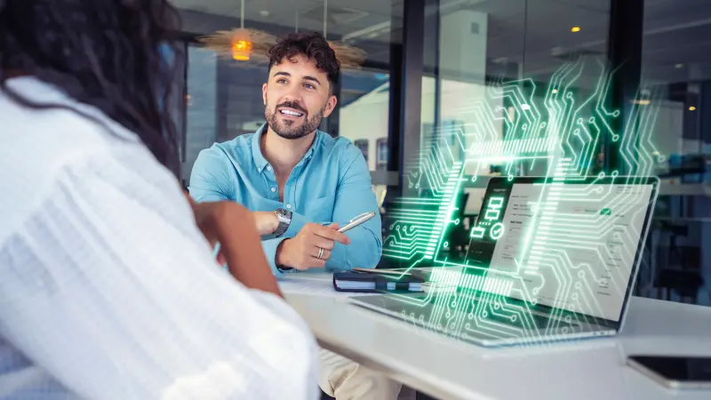 Zwei Personen diskutieren über Leiterplattenbeschaffung und Herstellerabgleich mit digitalen Schaltkreisen auf einem Laptop – ein Symbol für die intelligente, von Bosch unterstützte Plattform von copperdot für eine zuverlässige und innovative Leiterplattenbeschaffung.